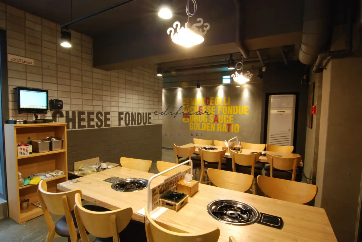 오쭈 합정점, 타이포그래피가 돋보이는 트렌디 식당